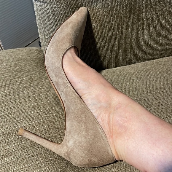 Stuart Weitzman Heels in Black and Tan - Picture 14 of 16